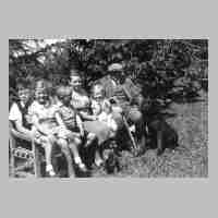 090-0004 Familie Walter Doehring aus Schallen in ihrem Garten.jpg